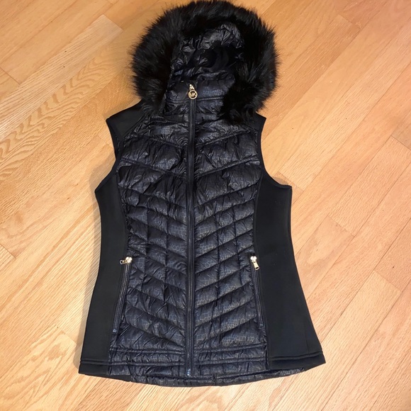 SOLD‼️‼️‼️MK Puffer vest with fur hood - Picture 2 of 8